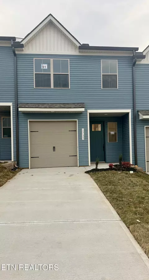 1733 Bennett Village Dr, Maryville, TN 37804