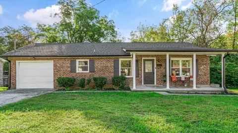 206 Bunker Ln, Oak Ridge, TN 37830