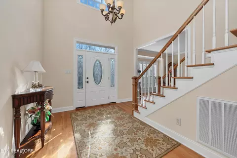 8833 Ebenezer Oaks Ln, Knoxville, TN 37922