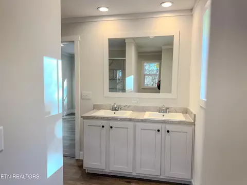 Bath - 8505 Emory Rd, Corryton, TN 37721 photo 6 of 8
