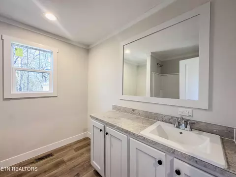 Bath - 8505 Emory Rd, Corryton, TN 37721 photo 3 of 8