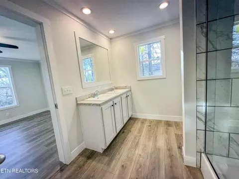 Bath - 8505 Emory Rd, Corryton, TN 37721 photo 8 of 8