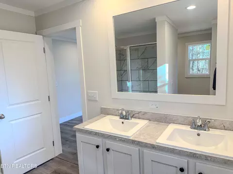 Bath - 8505 Emory Rd, Corryton, TN 37721 photo 5 of 8