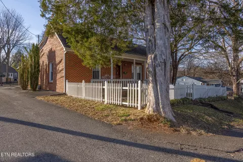 110 S Kilgore St, Athens, TN 37303