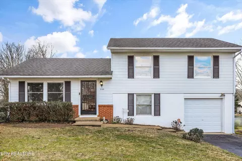 5709 Stoneleigh Rd, Knoxville, TN 37912
