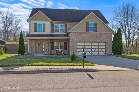 767 W Glenview Dr, Lenoir City, TN 37771