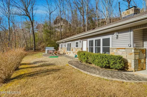 1613 Lake Dr, Gatlinburg, TN 37738
