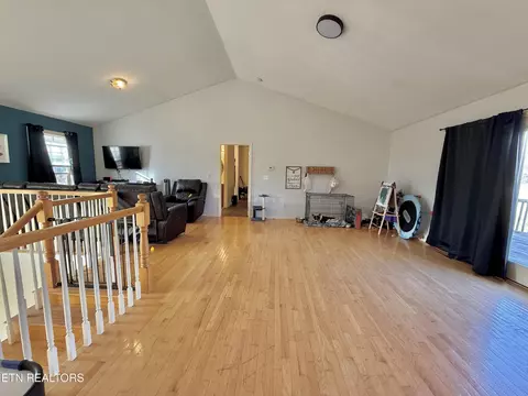 Living - 315 Rowlett Tr, Ewing, VA 24248 photo 2 of 5