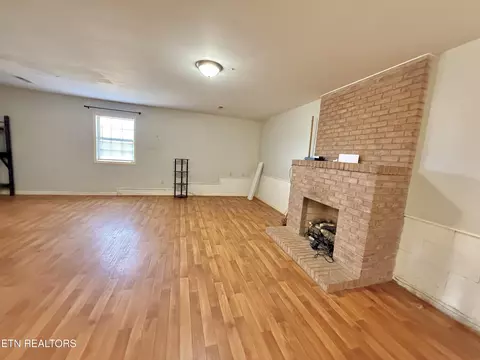 Living - 315 Rowlett Tr, Ewing, VA 24248 photo 4 of 5