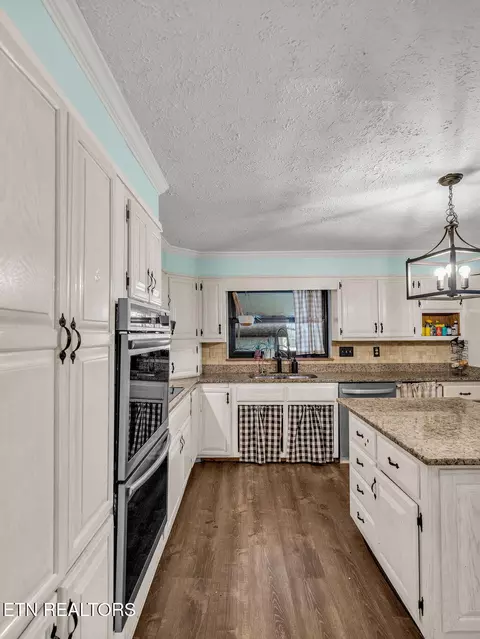 Kitchen - 10724 Emory Rd, Luttrell, TN 37779 photo 4 of 6