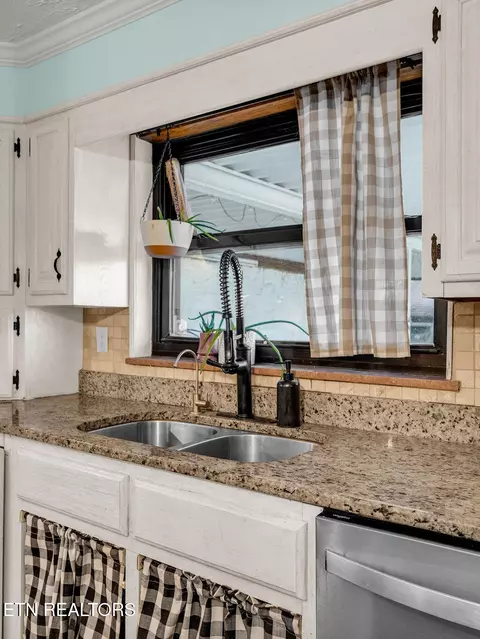 Kitchen - 10724 Emory Rd, Luttrell, TN 37779 photo 3 of 6