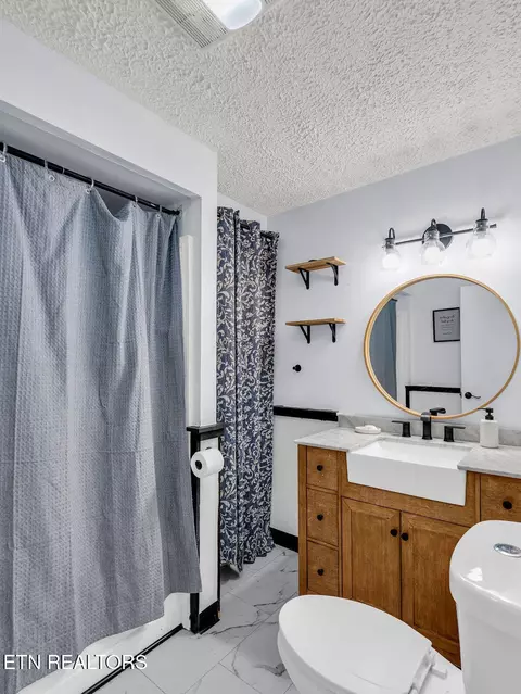 Bath - 10724 Emory Rd, Luttrell, TN 37779 photo 1 of 6