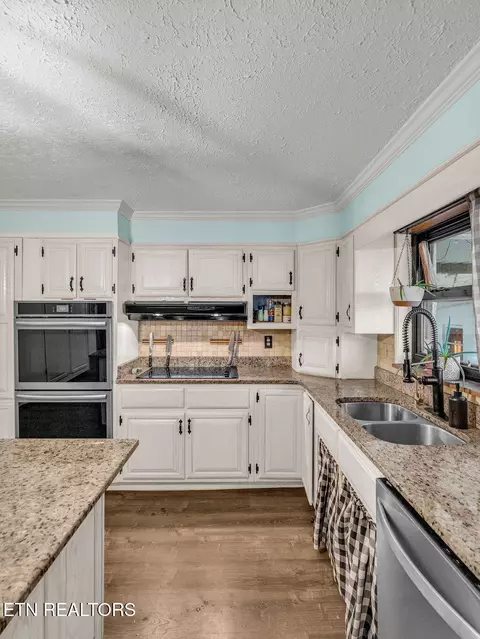 Kitchen - 10724 Emory Rd, Luttrell, TN 37779 photo 5 of 6