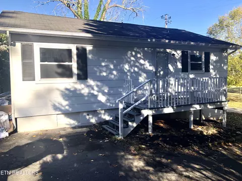 154 Outer Dr, Oak Ridge, TN 37830