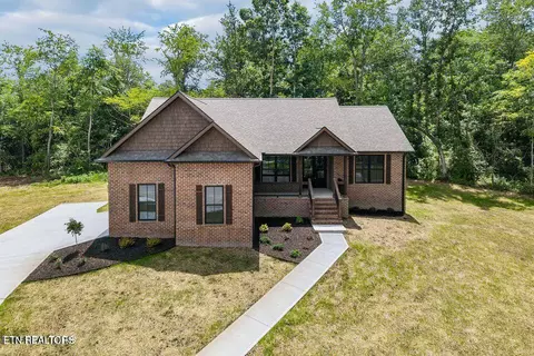 2 Riverchase Dr, Crossville, TN 38555