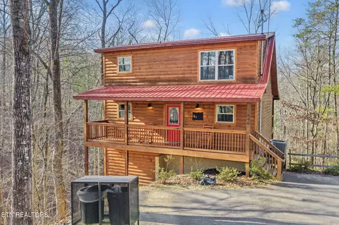 640 Country Oaks Dr, Pigeon Forge, TN 37863