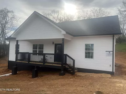 917 Nichols Rd, Dandridge, TN 37725