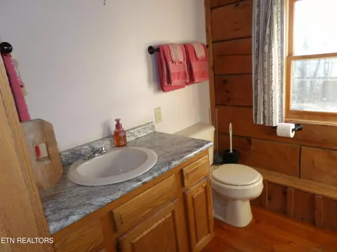 Bath - 323 Beech Hollow Rd, Harrogate, TN 37752 photo 3 of 4