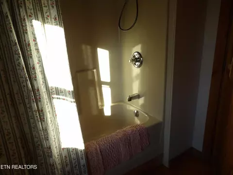 Bath - 323 Beech Hollow Rd, Harrogate, TN 37752 photo 4 of 4