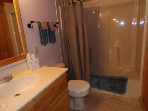 Bath - 323 Beech Hollow Rd, Harrogate, TN 37752 photo 2 of 4