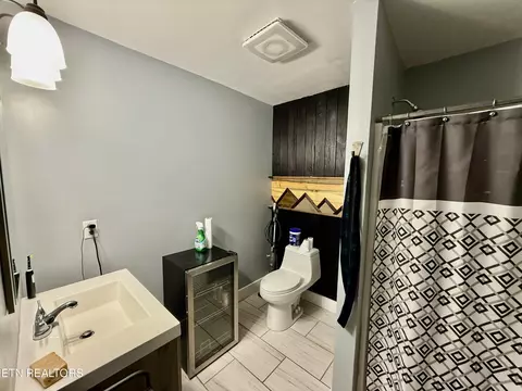 Bath - 7947 Cranley Rd, Powell, TN 37849 photo 3 of 4