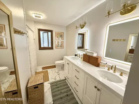 Bath - 7947 Cranley Rd, Powell, TN 37849 photo 2 of 4