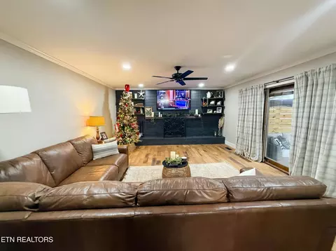 Living - 7947 Cranley Rd, Powell, TN 37849 photo 5 of 8