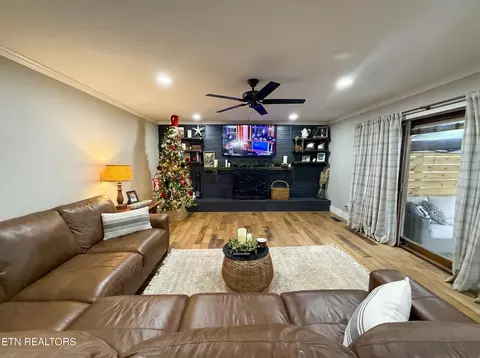 Living - 7947 Cranley Rd, Powell, TN 37849 photo 4 of 8