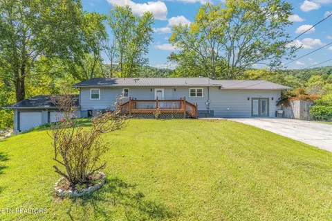 209 Strawberry Ln, Caryville, TN 37714