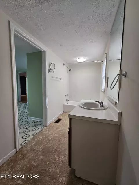 Bath - 125 Dexter Dr, Ewing, VA 24248 photo 3 of 4