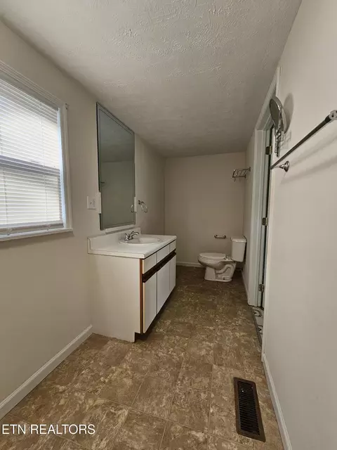 Bath - 125 Dexter Dr, Ewing, VA 24248 photo 4 of 4