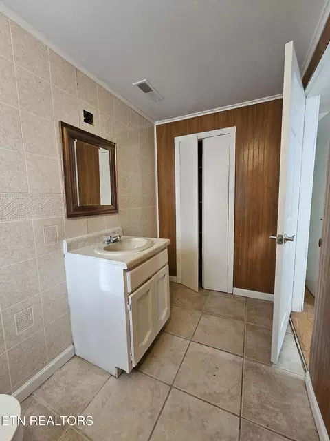 Bath - 125 Dexter Dr, Ewing, VA 24248 photo 2 of 4