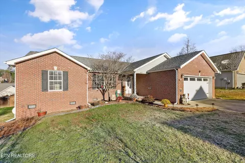 429 Hillside Ln, Lenoir City, TN 37771