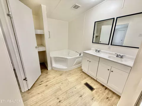 Bath - 328 2nd St, Corryton, TN 37721 photo 3 of 4