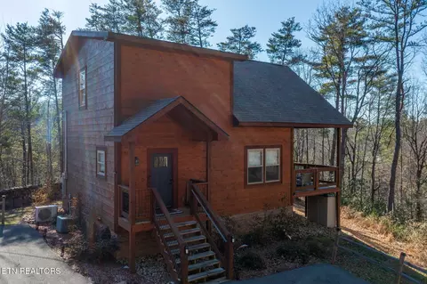 1215 Honeysuckle Ln, Sevierville, TN 37876