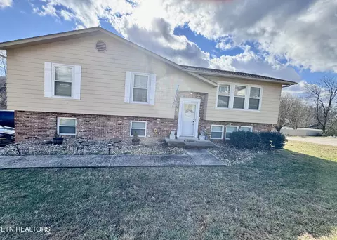 131 Red Bud Dr, Harriman, TN 37748