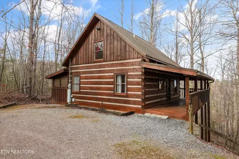 1128 Oak Ct, Gatlinburg, TN 37738