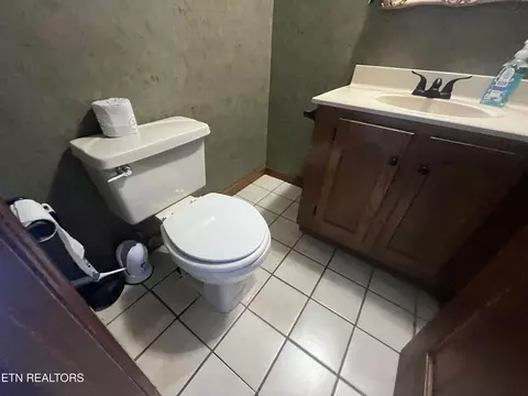 Bath - 215 Cecil D Quillen Dr, Duffield, VA 24244 photo 3 of 8