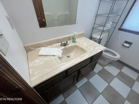 Bath - 215 Cecil D Quillen Dr, Duffield, VA 24244 photo 6 of 8