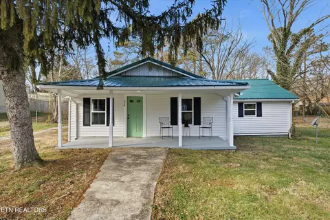 514 Russell Ave, Harriman, TN 37748