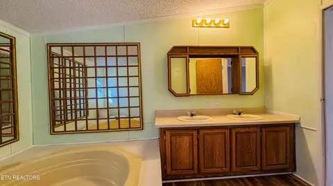 Bath - 135 Harold Brooks Ln, Oneida, TN 37841 photo 1 of 3