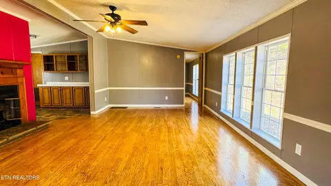 Living - 135 Harold Brooks Ln, Oneida, TN 37841 photo 3 of 5