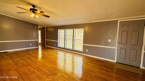 Living - 135 Harold Brooks Ln, Oneida, TN 37841 photo 2 of 5