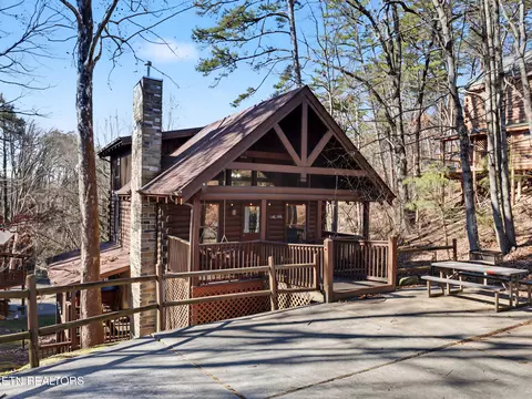 952 Iron Mountain Rd, Pigeon Forge, TN 37863