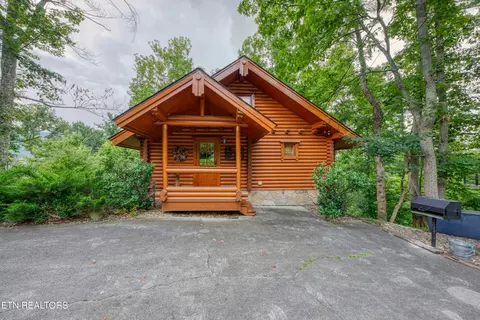 917 Pine Cone Way, Gatlinburg, TN 37738