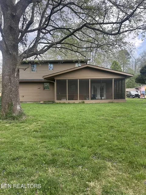 Exterior - 206 Summit Dr, Middlesboro, KY 40965 photo 4 of 6