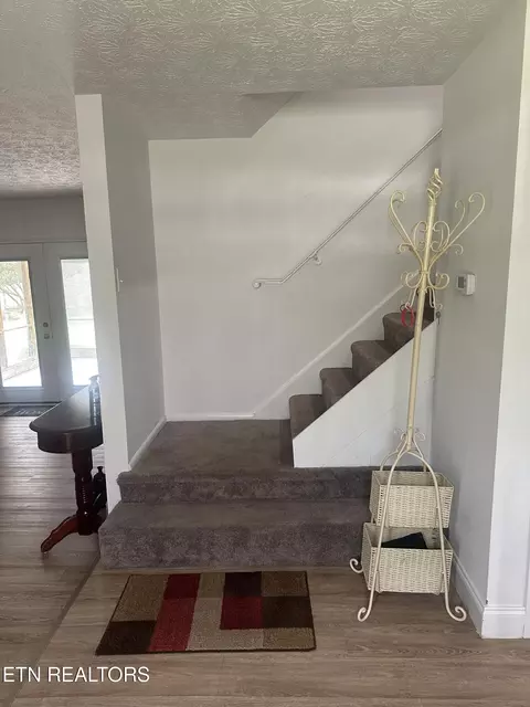 Entry Way - 206 Summit Dr, Middlesboro, KY 40965 photo 1 of 2