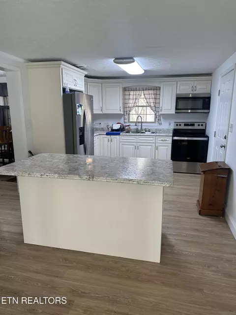 Kitchen - 206 Summit Dr, Middlesboro, KY 40965 photo 1 of 4