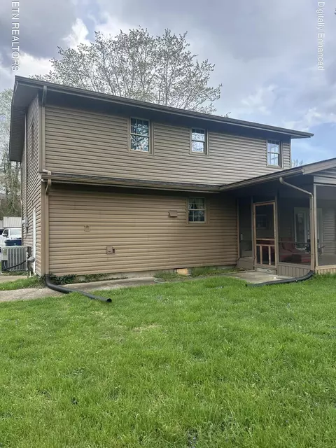 Exterior - 206 Summit Dr, Middlesboro, KY 40965 photo 2 of 6
