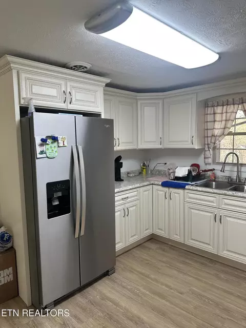 Kitchen - 206 Summit Dr, Middlesboro, KY 40965 photo 2 of 4